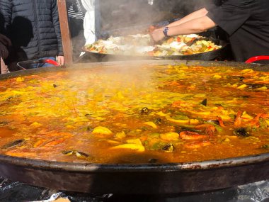 Büyük bir etkinlikte tipik İspanyol paella.
