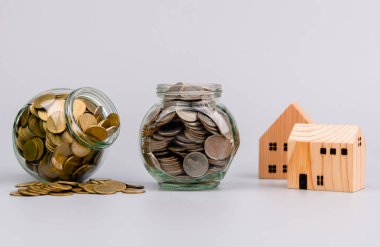 Bir kumbarada para biriktirmek, iyi tasarruf planlama ve mali istikrar, finansal başarı hedefleri.