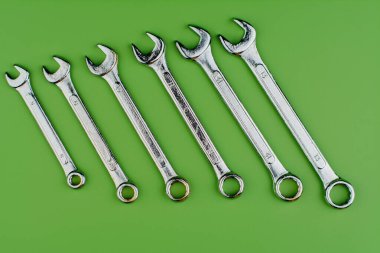 Anahtar seti, makine onarımı ve teknik ve mühendislik işlerinde makinelerin bakımı için araçlar.