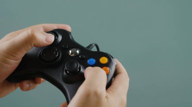 Oyun kumandası ve eğlence ile oynamak. Online oyun konsepti. Oyun çubuğuyla video oyunu oynamak.