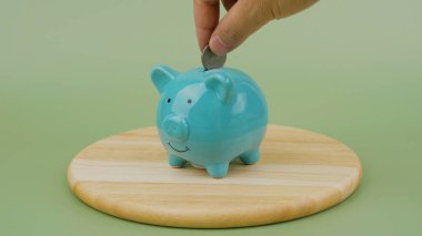 Bir kumbarada para biriktirmek, iyi tasarruf planlama ve mali istikrar, finansal başarı hedefleri.