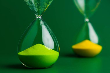 Kum saati, kronometre, iş ve hayat, etkili zaman yönetimi kavramı