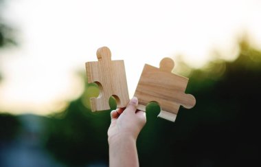 Elde tahta yapboz, işbirliği ve takım çalışması, iyi bağlantı ve koordinasyon.