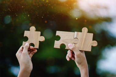 Yapboz, işbirliği ve iyi takım çalışmasının gücünü birleştirir. Birbirinize yardım eder ve birleştirirsiniz..