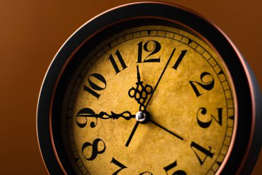 Saatler zamanı söyler ve zamanı etkili bir şekilde kullanır. İş ve hayat. Durmuş eller. Stüdyo fotoğrafçılık.