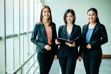 Genç girişimciler, takım çalışması, kurumsal büyüme hedefleri ve işteki başarı arasındaki mutlu takım çalışması.