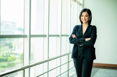 Mutlu çalışma, işe güven, genç iş kadını, kurumsal sektörde büyüme hedefleri ve işte başarı..