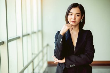 Mutlu çalışma, işe güven, genç iş kadını, kurumsal sektörde büyüme hedefleri ve işte başarı..