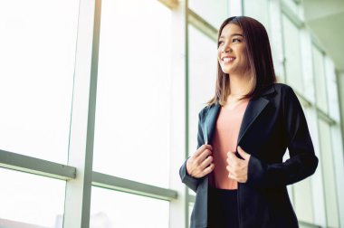 Mutlu çalışma, işe güven, genç iş kadını, kurumsal sektörde büyüme hedefleri ve işte başarı..