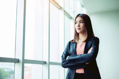 Mutlu çalışma, işe güven, genç iş kadını, kurumsal sektörde büyüme hedefleri ve işte başarı..