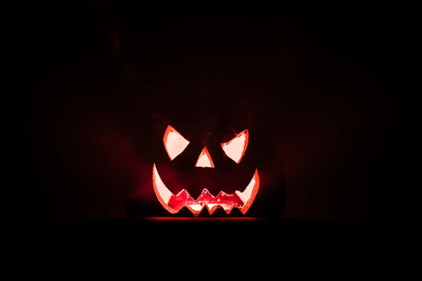 Red Smoking Halloween Kürbis Mit Lächeln — Stockfoto