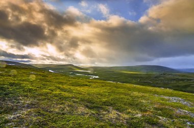 Dağ manzarası çayır ve Norveç'te gökyüzü