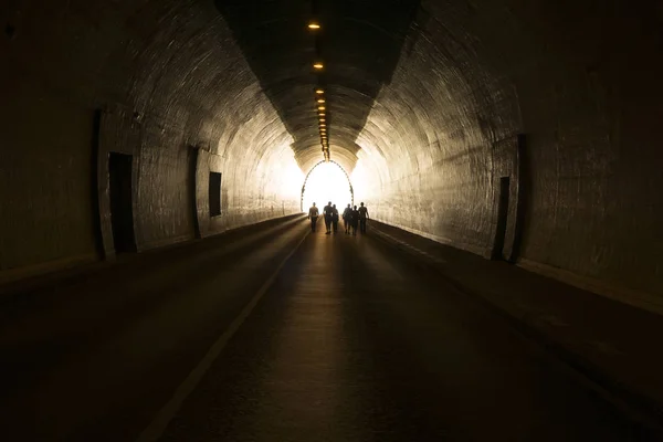 Люди Идут Свету Конце Туннеля — стоковое фото