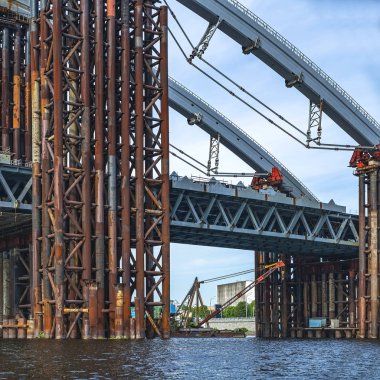 Nehir üzerinde bir köprü inşaatı. Geçici metal yapılandırması