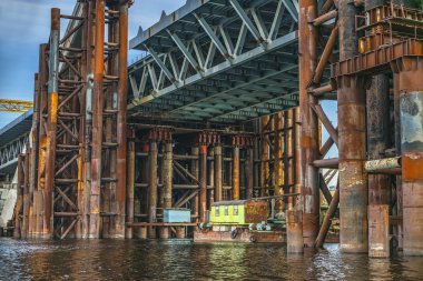 Nehir üzerinde bir köprü inşaatı. Geçici metal yapılandırması