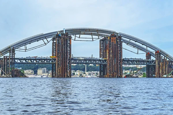 Bau Einer Brücke Über Den Fluss Temporäre Metallkonstruktion — Stockfoto