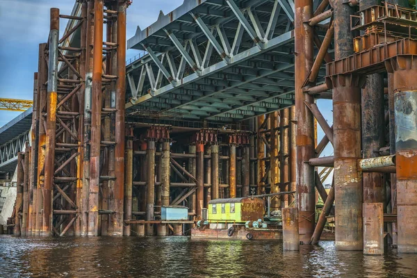 Nehir üzerinde bir köprü inşaatı. Geçici metal yapılandırması