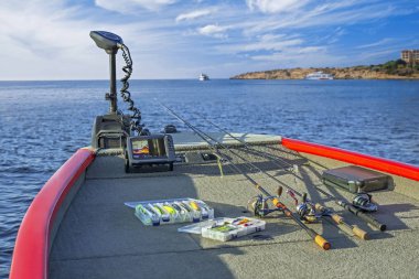 Balık tutma malzemeleri sonar teknede kümesi ve fishfinder, echolot. Çubuklar silindirlerin ve lures ile iplik