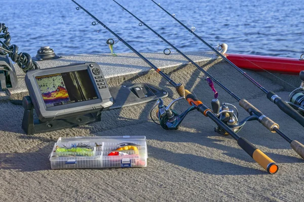 Balık tutma malzemeleri sonar teknede kümesi ve fishfinder, echolot. Çubuklar silindirlerin ve lures ile iplik