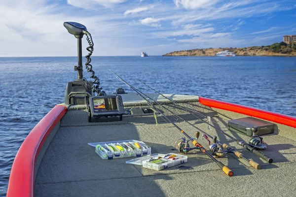 Balık tutma malzemeleri sonar teknede kümesi ve fishfinder, echolot. Çubuklar silindirlerin ve lures ile iplik