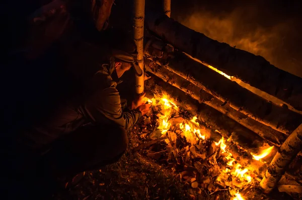 Ateşe Vermiş Bir Adam Yakacak Odun Büyük Bir Günlük Karıştırır — Stok fotoğraf
