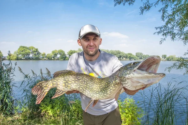 パイクの魚と漁師 キャッチ アンド リリースのトロフィー — ストック写真