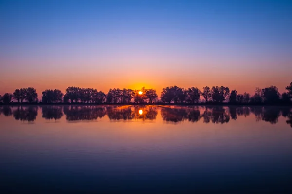 Прекрасний Схід Сонця Озері Сонце Ховається Деревах — стокове фото