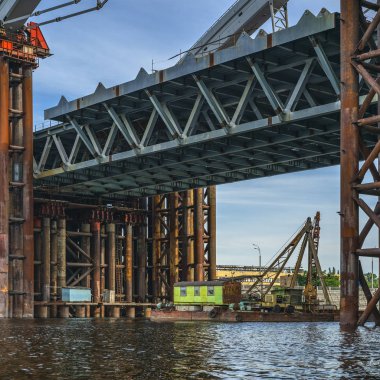 Nehir üzerinde bir köprü inşaatı. Geçici metal yapılandırması