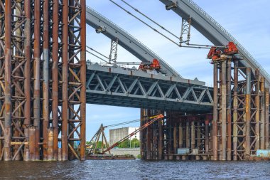 Nehir üzerinde bir köprü inşaatı. Geçici metal yapılandırması