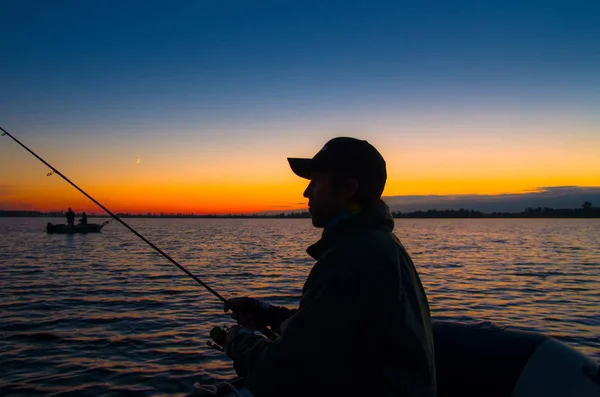 Silhouette Eines Fischers Boot Vor Dem Hintergrund Des Sonnenuntergangs — Stockfoto