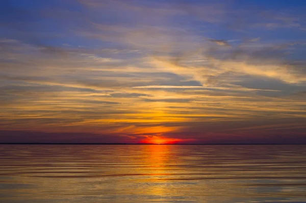 Pôr Sol Colorido Com Céu Azul Nublado Acima Mar Paisagem — Fotografia de Stock