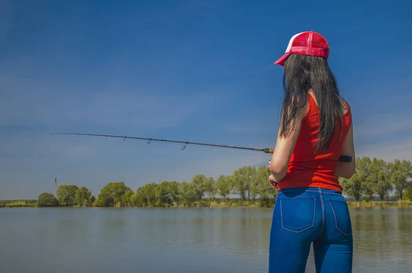 Mujer Sexy Pescando Lago Vista Trasera — Foto de Stock