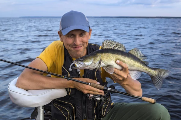 Счастливого Рыбака Рыбным Трофеем Лодке Рыболовецкими Снастями — стоковое фото