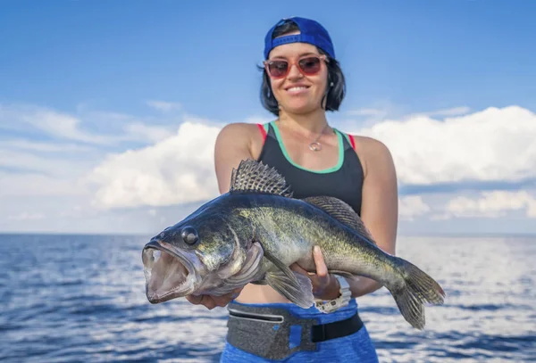Zander kadınla mutlu fisher balık tekne kupa