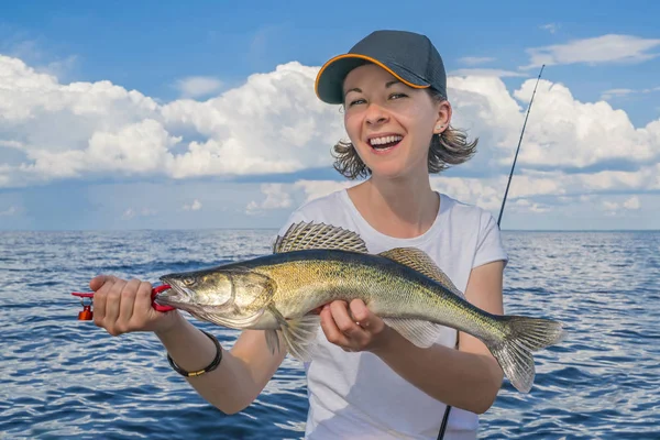 Zander kadınla mutlu fisher balık tekne kupa