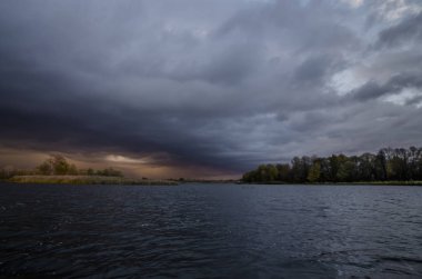 Aşırı hava. Fırtınadan önce. Bulutlu gökyüzü göl üzerinde