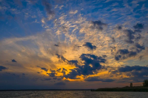 Pôr Sol Fiery Com Nuvens Rio — Fotografia de Stock