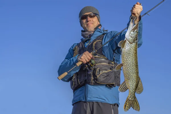 Glad Fiskare Med Stora Gäddor Fisk Trophy — Stockfoto