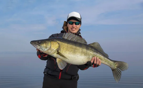 Pescatore Con Levigatrice Grande Zander — Foto Stock