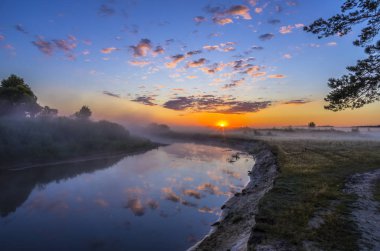 Bir nehir ile bulutlu gökyüzü güzel sisli sunrise