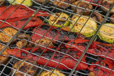 Kavrulmuş ızgara renkli sonbahar sebzeleri ve meyveleri
