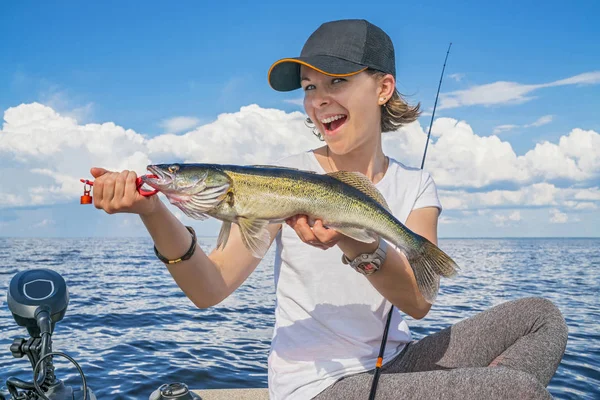 Walleye zander kızla mutlu fisher balık tekne kupa