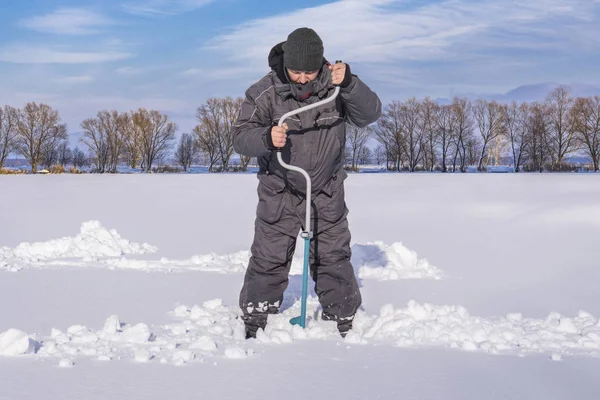 Concept Pêche Hivernale Pêcheur Action Faire Trou Dans Glace Enneigée — Photo