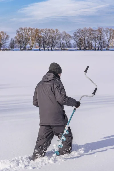 Concept Pêche Hivernale Pêcheur Action Allant Sur Glace Enneigée Lac — Photo