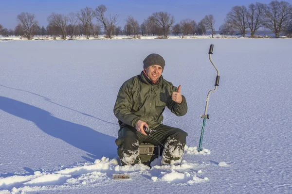 Conceito Pesca Inverno Pescador Acção Peixe Captura Gelo Nevado — Fotografia de Stock