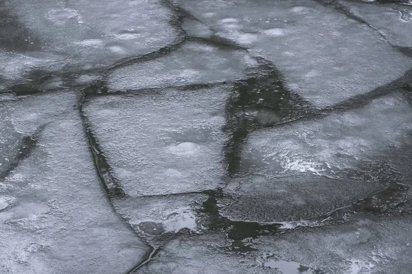 Sürüklenen Kütleleri Float Baharda Nehri Üzerinde Buz Kırma — Stok fotoğraf