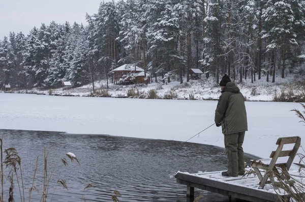 Zimní Rybolov Rybář Akci Jezero Lese — Stock fotografie