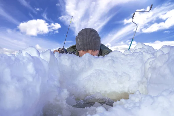 Conceito Pesca Inverno Pescador Acção Homem Está Escondendo Pegando Peixes — Fotografia de Stock