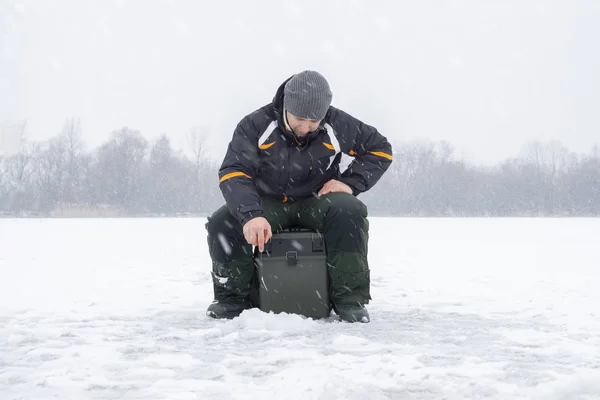 Conceito Pesca Inverno Pescador Ação Pegando Peixe Gelo Tempo Nevado — Fotografia de Stock