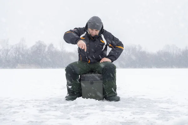 Conceito Pesca Inverno Pescador Ação Pegando Peixe Gelo Tempo Nevado — Fotografia de Stock